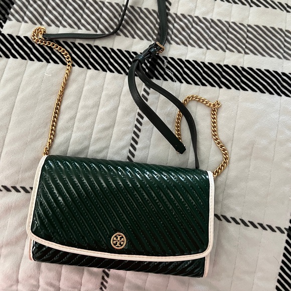 Tory Burch Robinson Patent Quilted Dark Green Quilted Wallet with strap - Picture 2 of 4